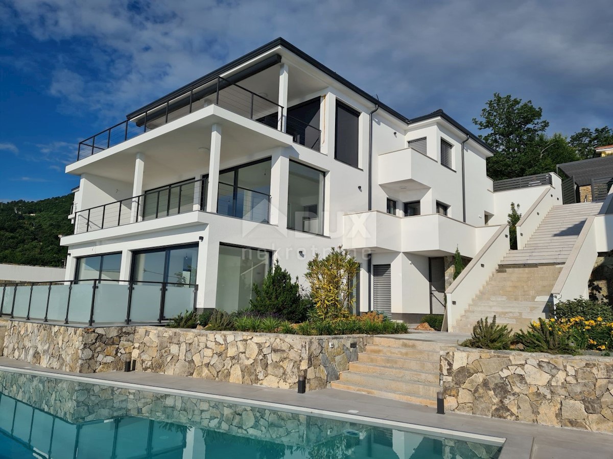 LOVRAN - LIGANJ - Appartamento in villa con piscina 120m2 + terrazza 27m2 con vista panoramica sul mare + ambiente 105m2