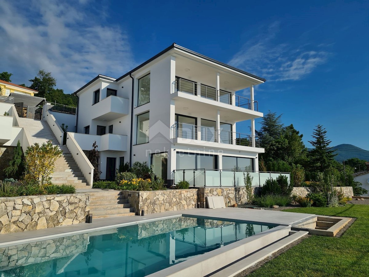 LOVRAN - LIGANJ - Appartamento in villa con piscina 120m2 + terrazza 27m2 con vista panoramica sul mare + ambiente 105m2
