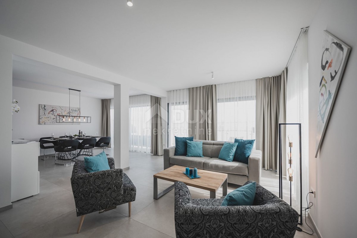 LOVRAN - LIGANJ - Appartamento in villa con piscina 120m2 + terrazza 27m2 con vista panoramica sul mare + ambiente 105m2