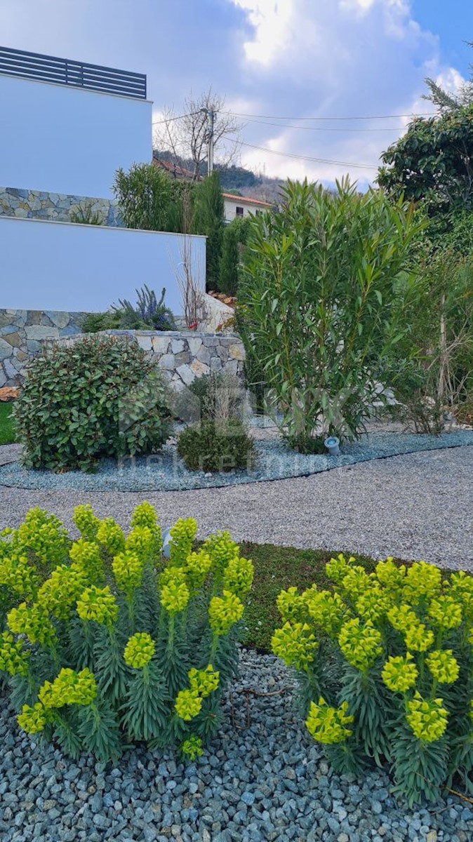 LOVRAN - LIGANJ - Appartamento in villa con piscina 120m2 + terrazza 27m2 con vista panoramica sul mare + ambiente 105m2