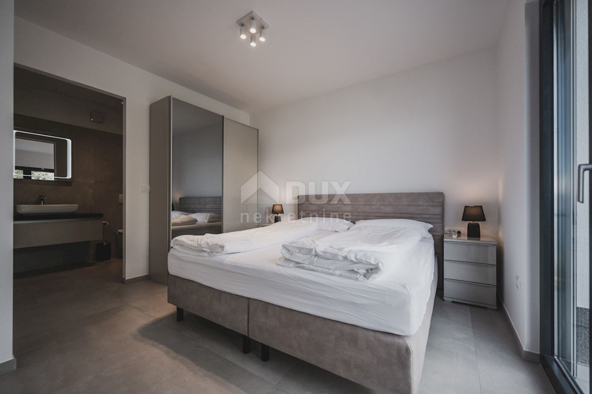 LOVRAN - LIGANJ - Appartamento in villa con piscina 120m2 + terrazza 27m2 con vista panoramica sul mare + ambiente 105m2