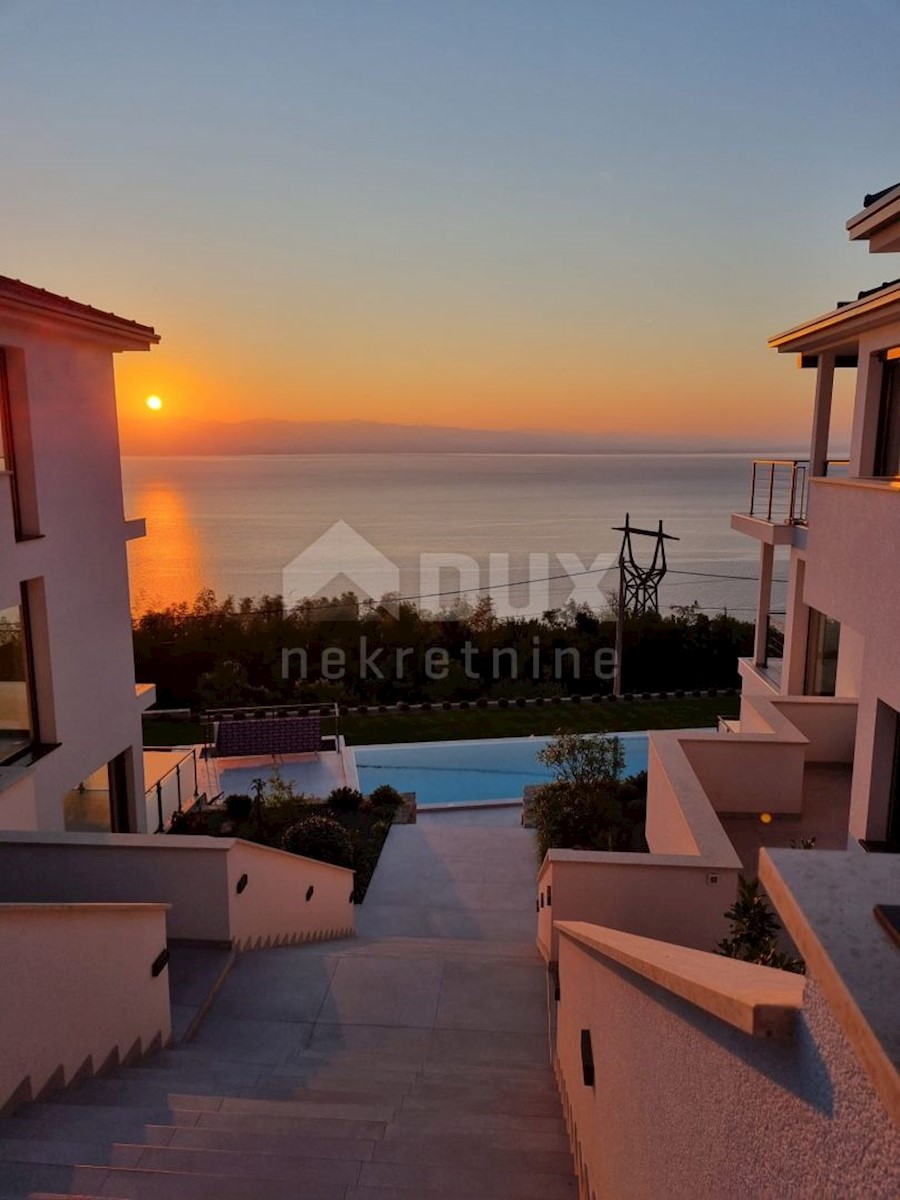LOVRAN - LIGANJ - Appartamento in villa con piscina 120m2 + terrazza 27m2 con vista panoramica sul mare + ambiente 105m2