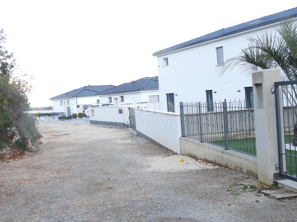 LOVRAN - LIGANJ - Appartamento in villa con piscina 120m2 + terrazza 27m2 con vista panoramica sul mare + ambiente 105m2