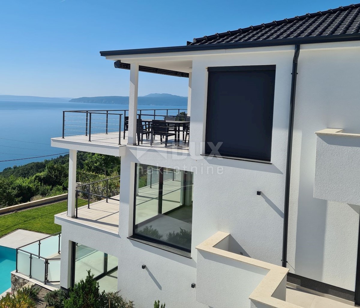 LOVRAN - LIGANJ - Appartamento in villa con piscina 120m2 + terrazza 27m2 con vista panoramica sul mare + ambiente 105m2