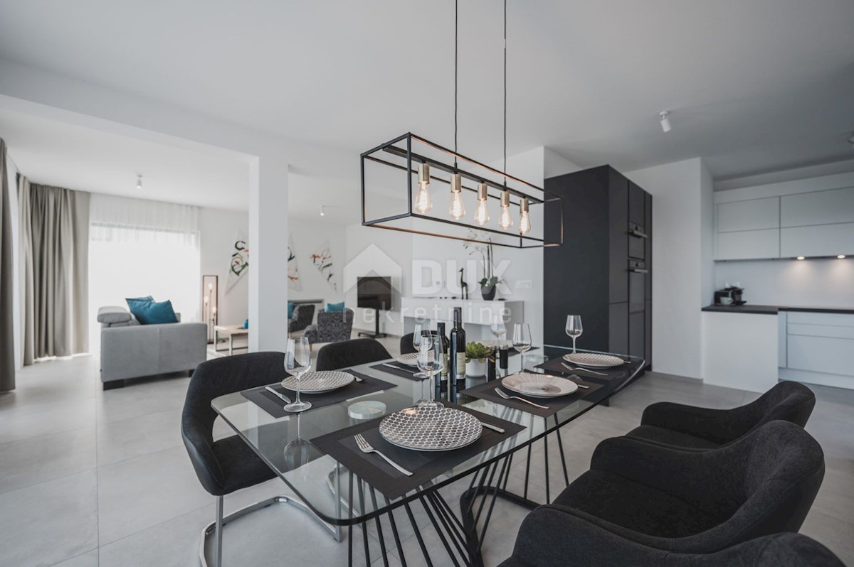 LOVRAN - LIGANJ - Appartamento in villa con piscina 120m2 + terrazza 27m2 con vista panoramica sul mare + ambiente 105m2