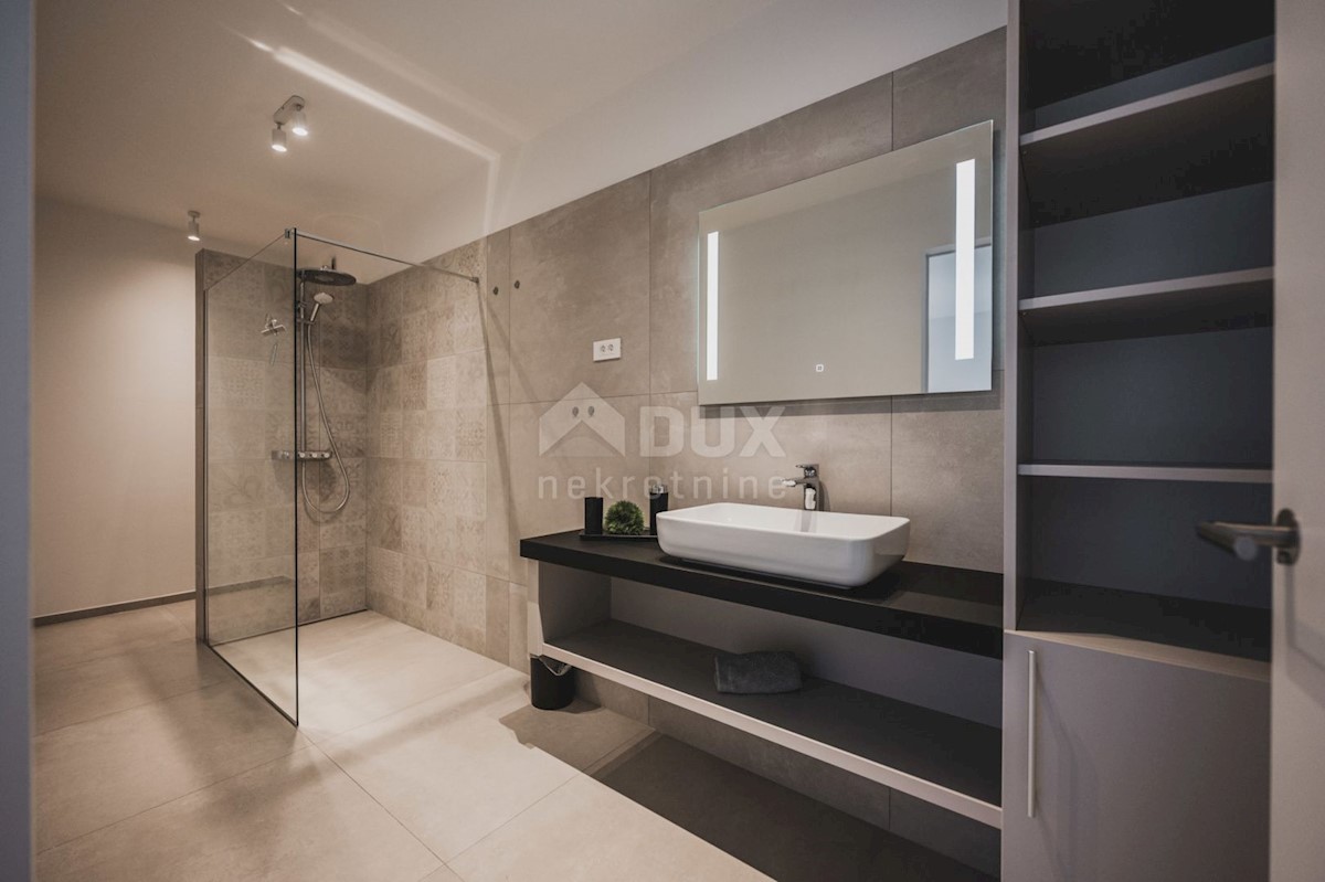LOVRAN - LIGANJ - Appartamento in villa con piscina 120m2 + terrazza 27m2 con vista panoramica sul mare + ambiente 105m2