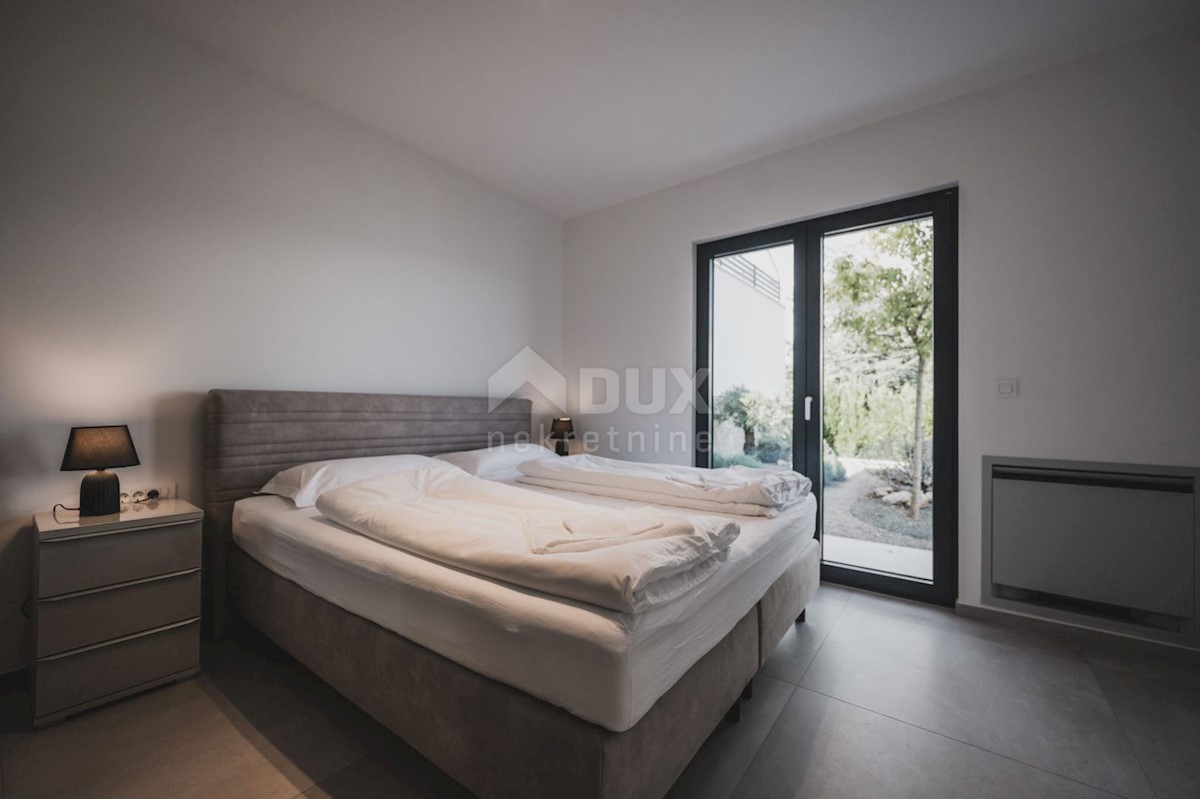 LOVRAN - LIGANJ - Appartamento in villa con piscina 120m2 + terrazza 27m2 con vista panoramica sul mare + ambiente 105m2