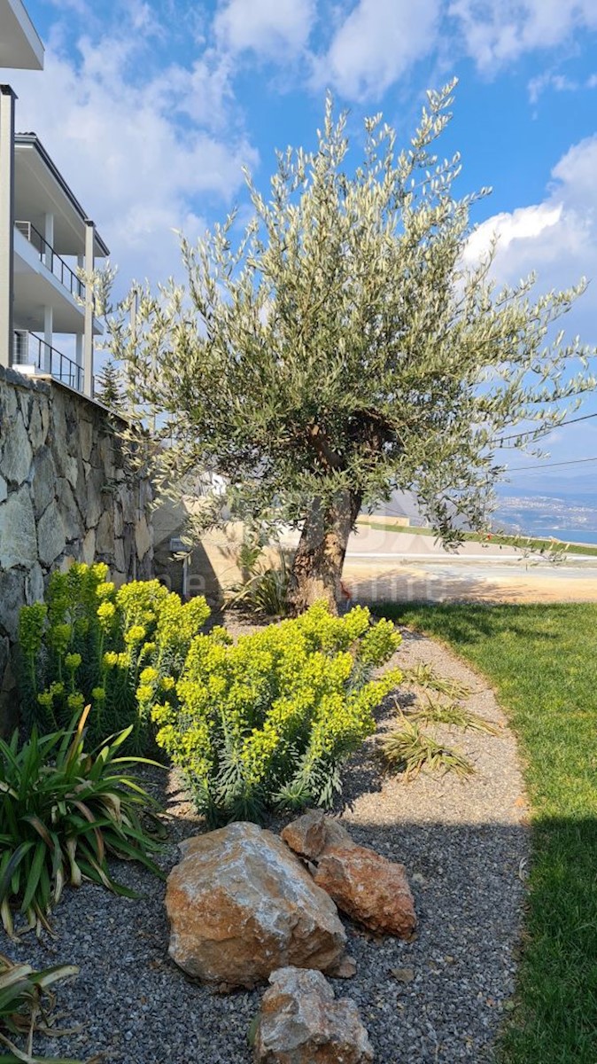LOVRAN - LIGANJ - Appartamento in villa con piscina 120m2 + terrazza 27m2 con vista panoramica sul mare + ambiente 105m2
