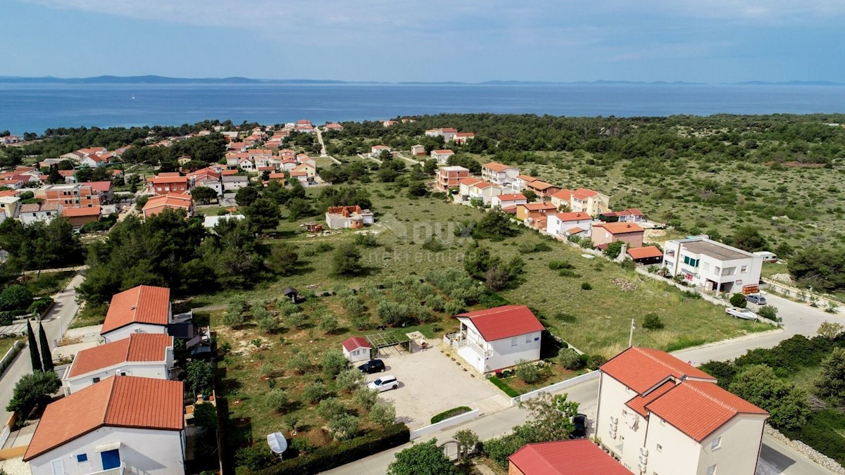 ISOLA DI VIR - Palazzina su un terreno spazioso