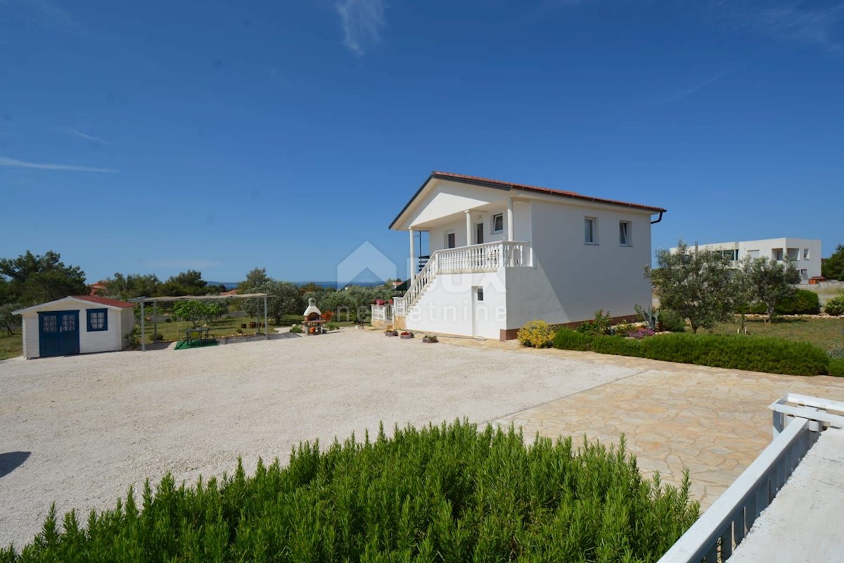 ISOLA DI VIR - Palazzina su un terreno spazioso