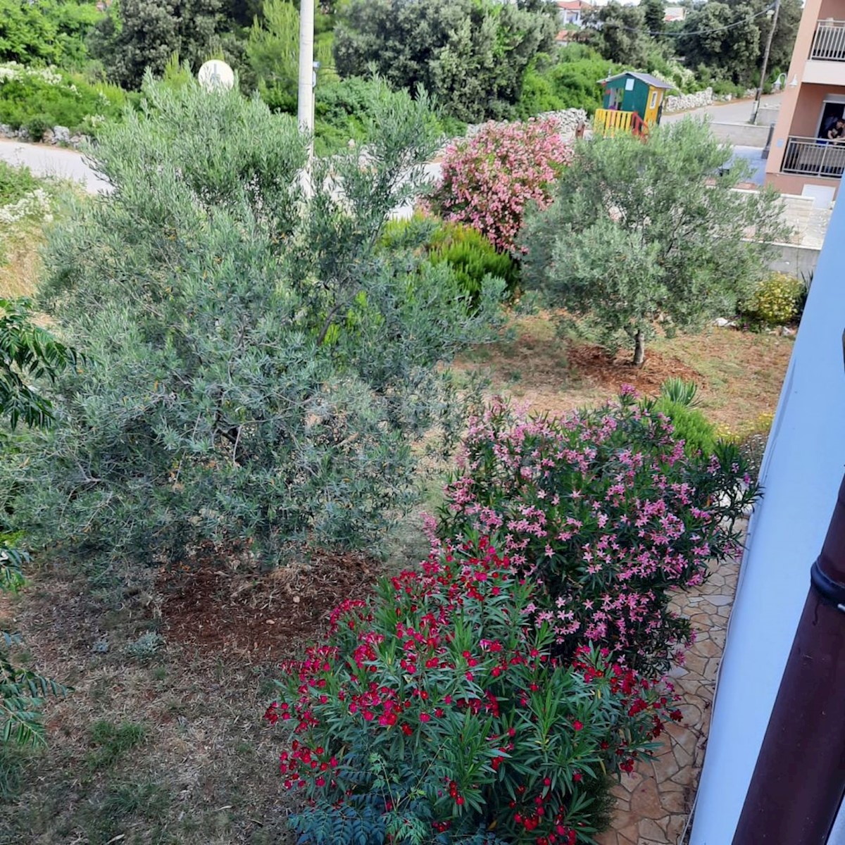 ISOLA DI VIR - Palazzina su un terreno spazioso
