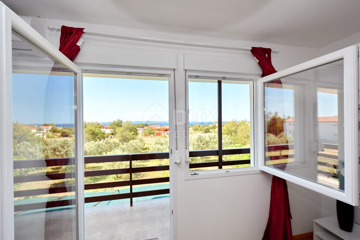 ISOLA DI VIR - Palazzina su un terreno spazioso
