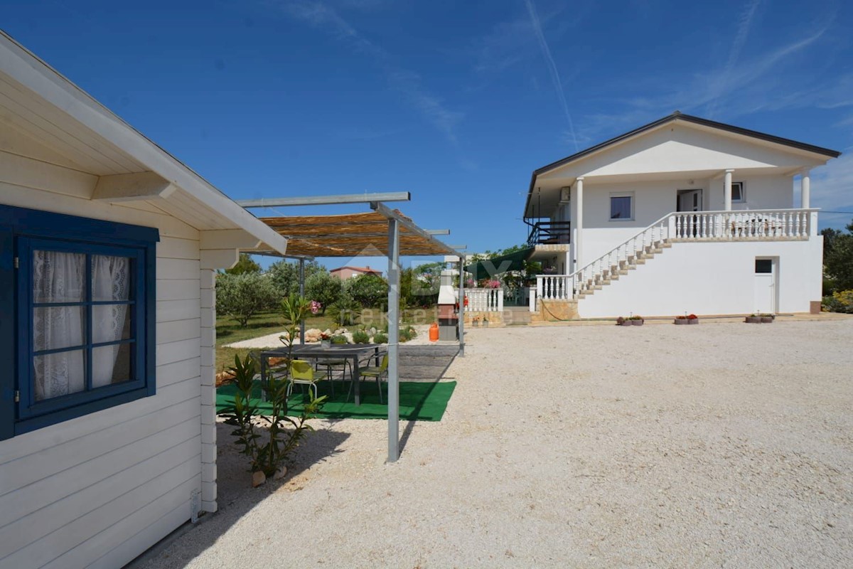 ISOLA DI VIR - Palazzina su un terreno spazioso
