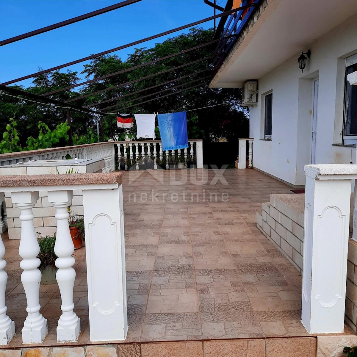ISOLA DI VIR - Palazzina su un terreno spazioso