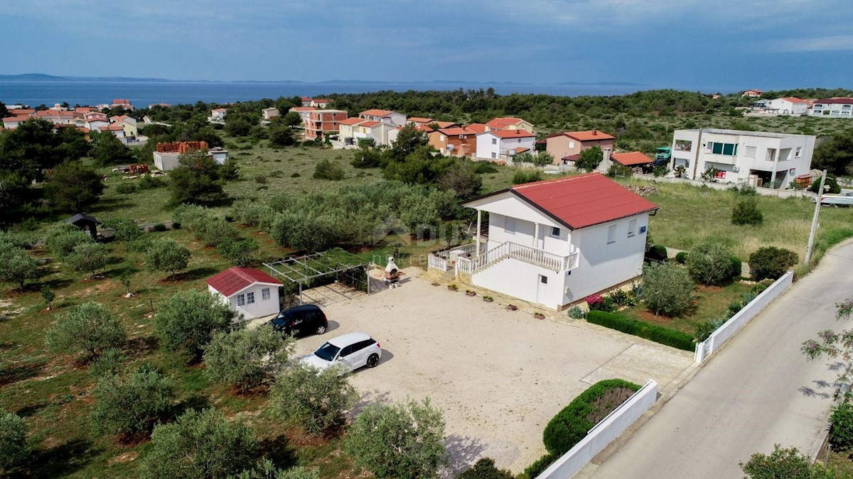 ISOLA DI VIR - Palazzina su un terreno spazioso