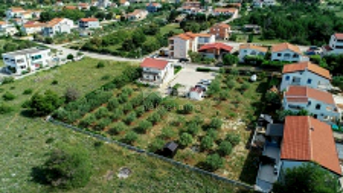 ISOLA DI VIR - Palazzina su un terreno spazioso