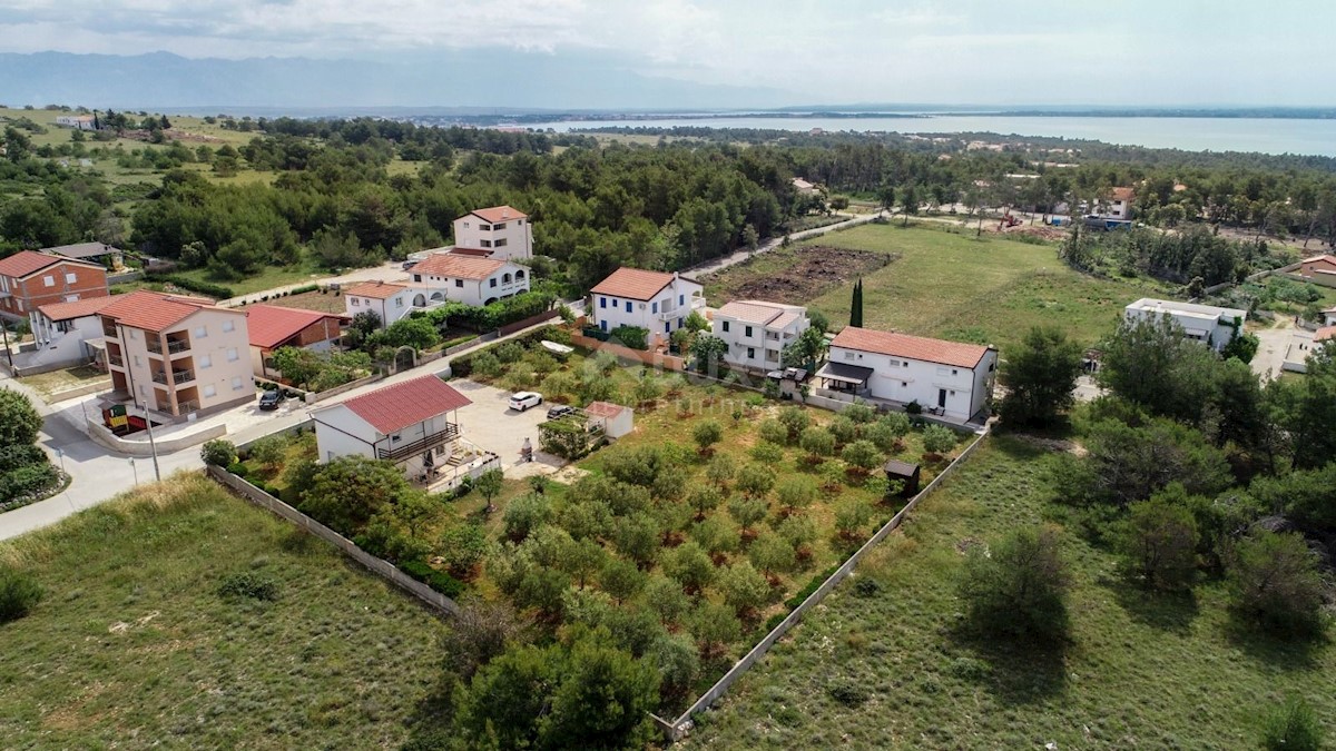 ISOLA DI VIR - Palazzina su un terreno spazioso