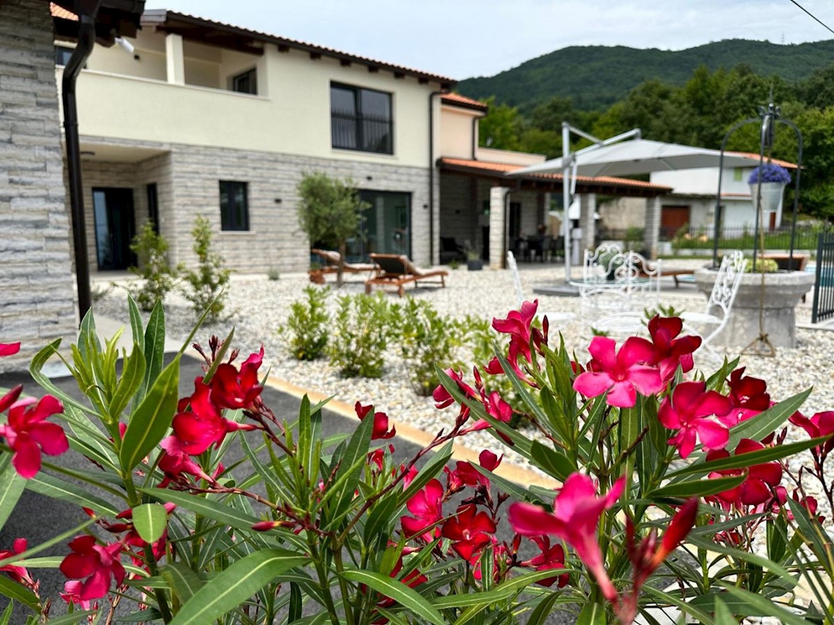 OPATIJA, POLJANE - Una bellissima villa con piscina e vista sul mare in una zona appartata, vicino a Opatija