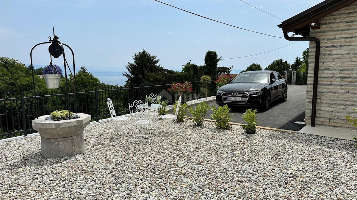 OPATIJA, POLJANE - Una bellissima villa con piscina e vista sul mare in una zona appartata, vicino a Opatija