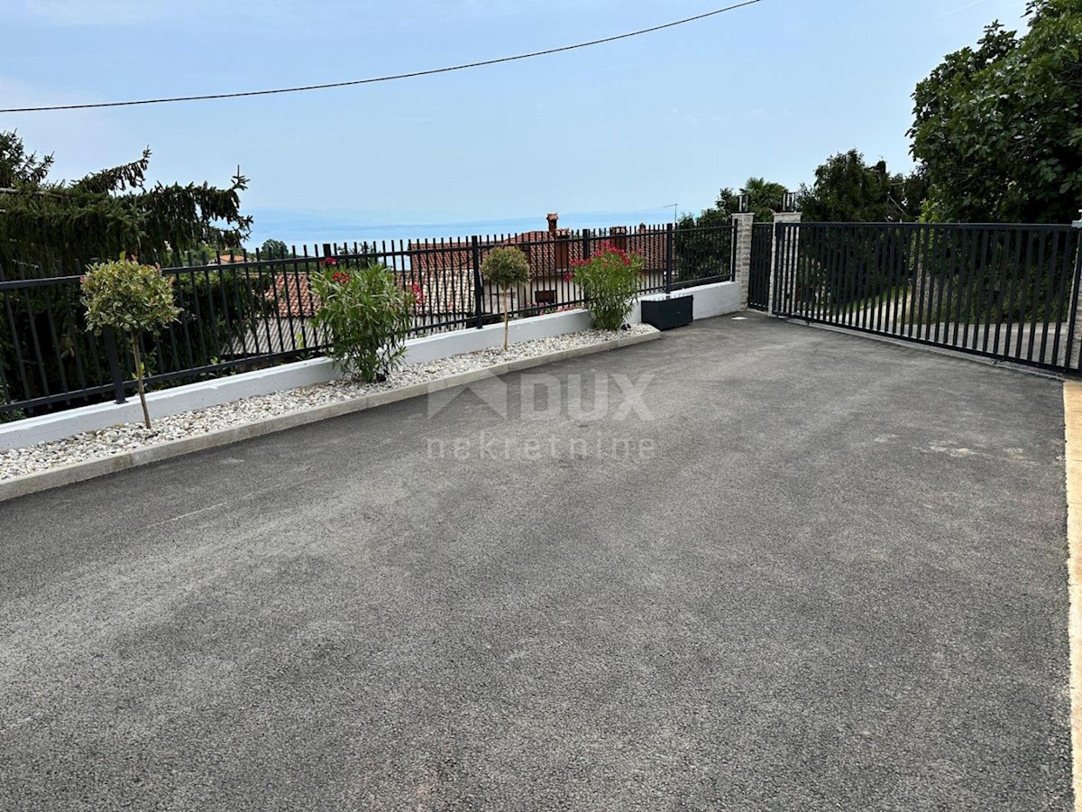 OPATIJA, POLJANE - Una bellissima villa con piscina e vista sul mare in una zona appartata, vicino a Opatija