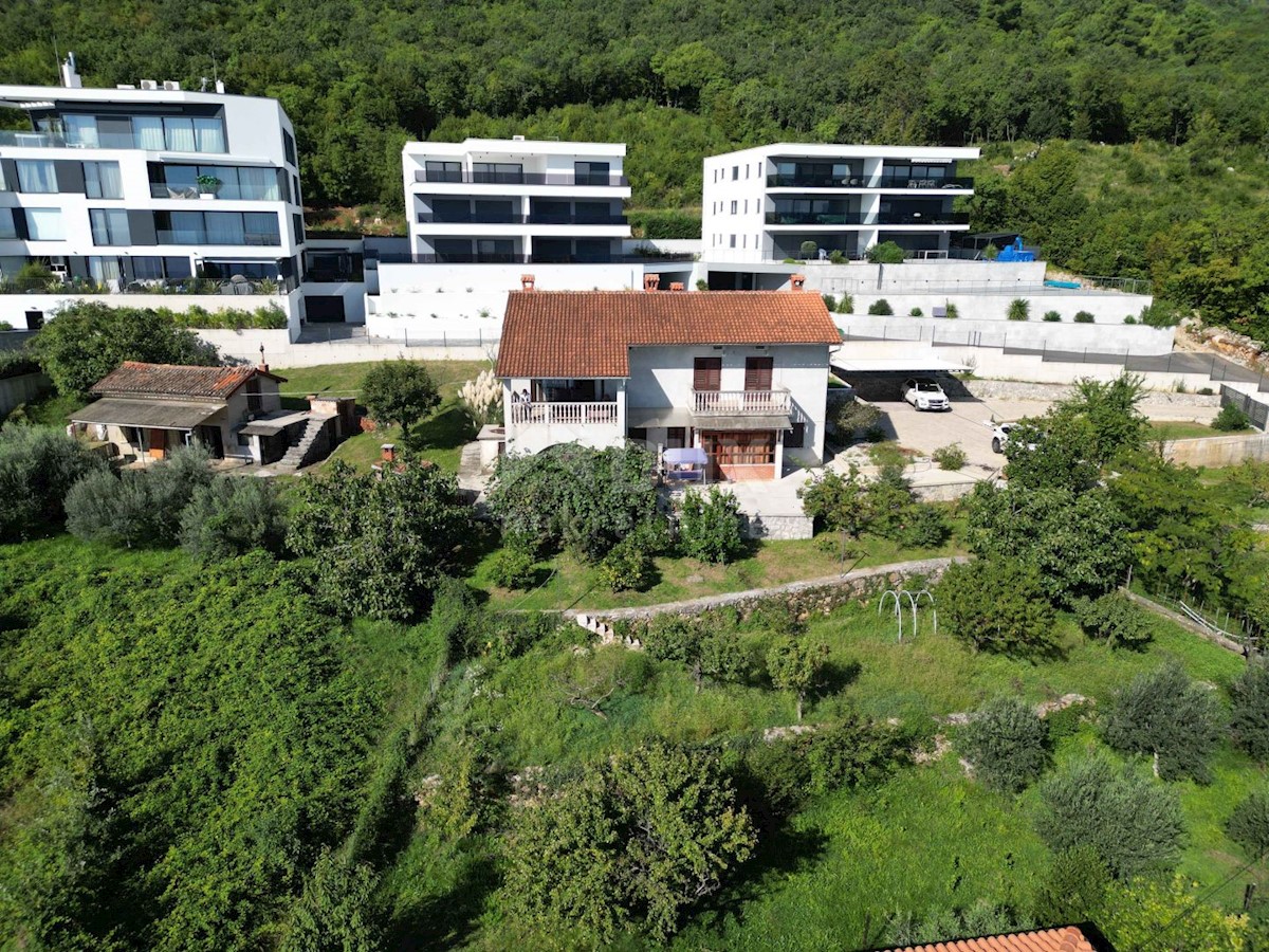 ABBAZIA, CENTRO - terreno per una villa 400m2 sopra il centro di Abbazia con permesso di costruire, vista panoramica sul mare