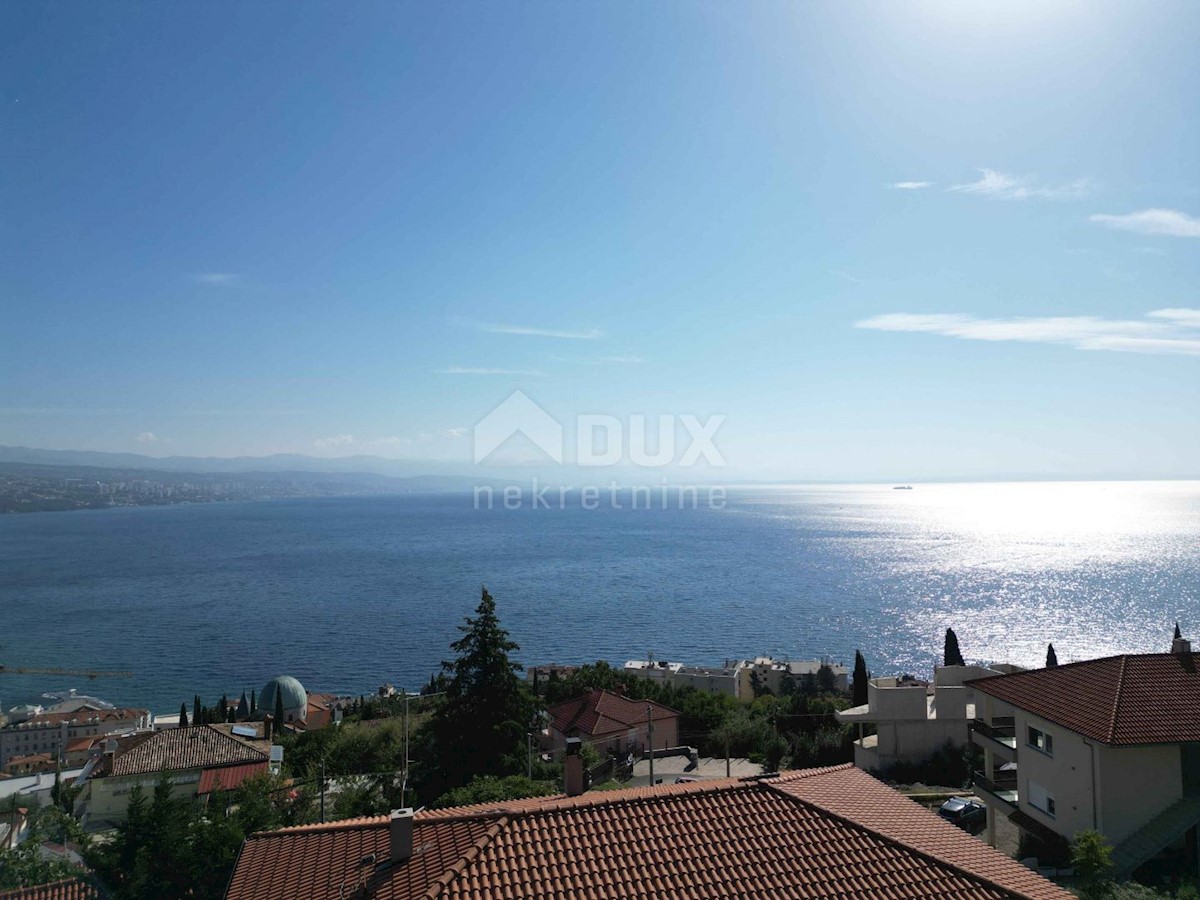 ABBAZIA, CENTRO - terreno per una villa 400m2 sopra il centro di Abbazia con permesso di costruire, vista panoramica sul mare