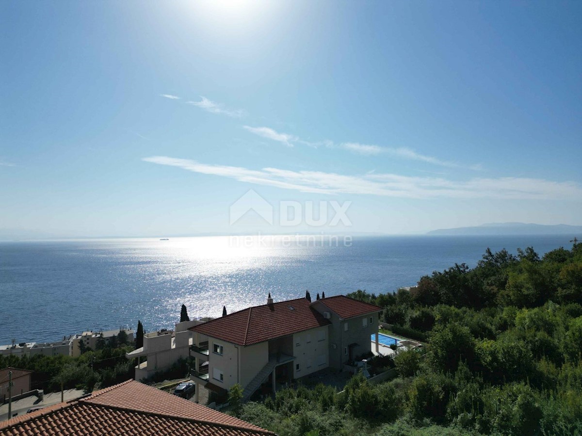 ABBAZIA, CENTRO - terreno per una villa 400m2 sopra il centro di Abbazia con permesso di costruire, vista panoramica sul mare