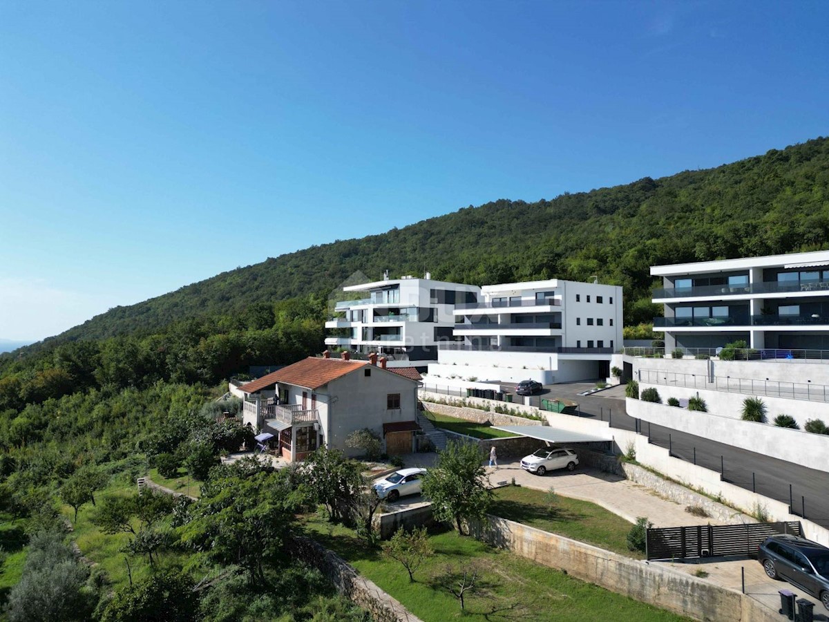 ABBAZIA, CENTRO - terreno per una villa 400m2 sopra il centro di Abbazia con permesso di costruire, vista panoramica sul mare