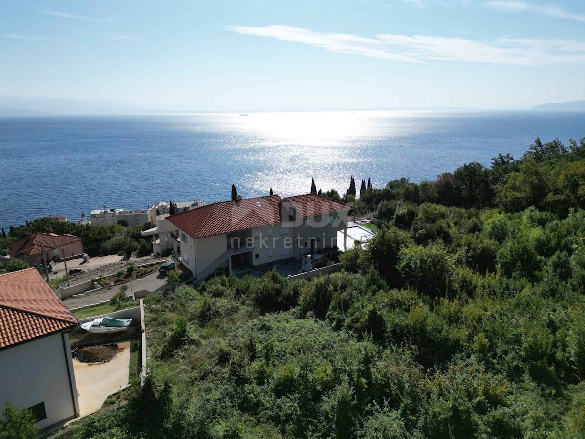 ABBAZIA, CENTRO - terreno per una villa 400m2 sopra il centro di Abbazia con permesso di costruire, vista panoramica sul mare