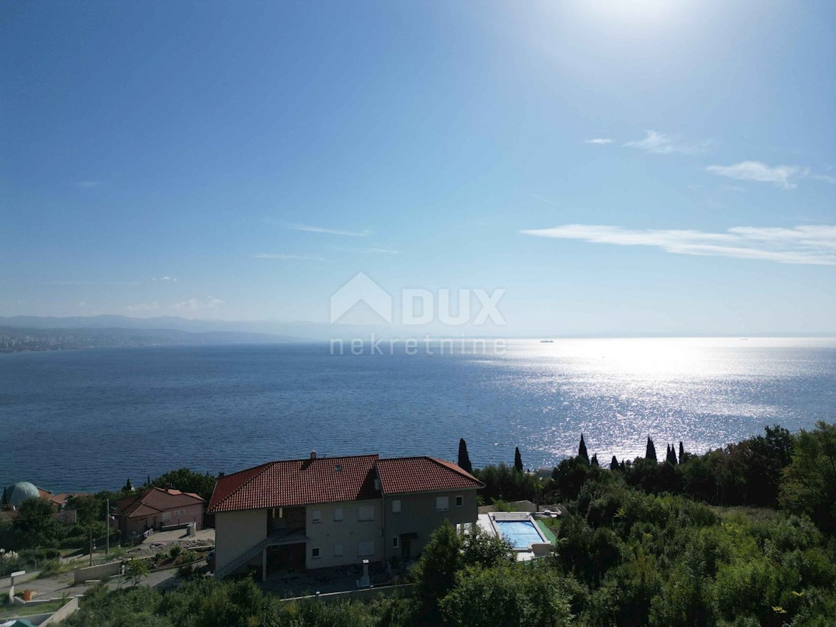 ABBAZIA, CENTRO - terreno per una villa 400m2 sopra il centro di Abbazia con permesso di costruire, vista panoramica sul mare