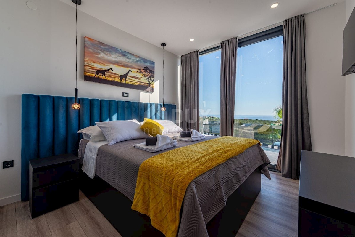 ISOLA DI PAG, NOVALJA - lussuosa villa duplex su un ampio giardino con vista sul mare