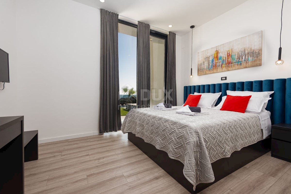 ISOLA DI PAG, NOVALJA - lussuosa villa duplex su un ampio giardino con vista sul mare