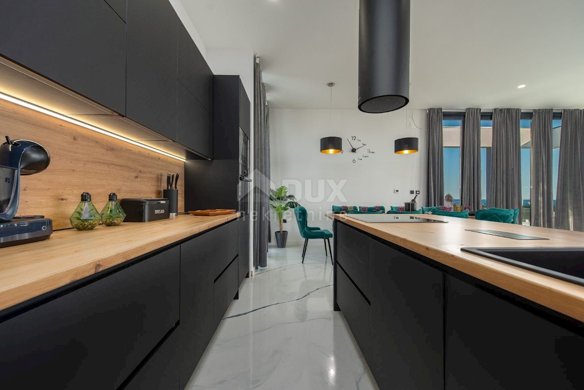 ISOLA DI PAG, NOVALJA - lussuosa villa duplex su un ampio giardino con vista sul mare