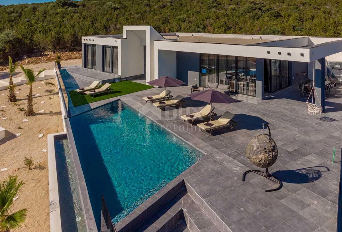 ISOLA DI PAG, NOVALJA - lussuosa villa duplex su un ampio giardino con vista sul mare