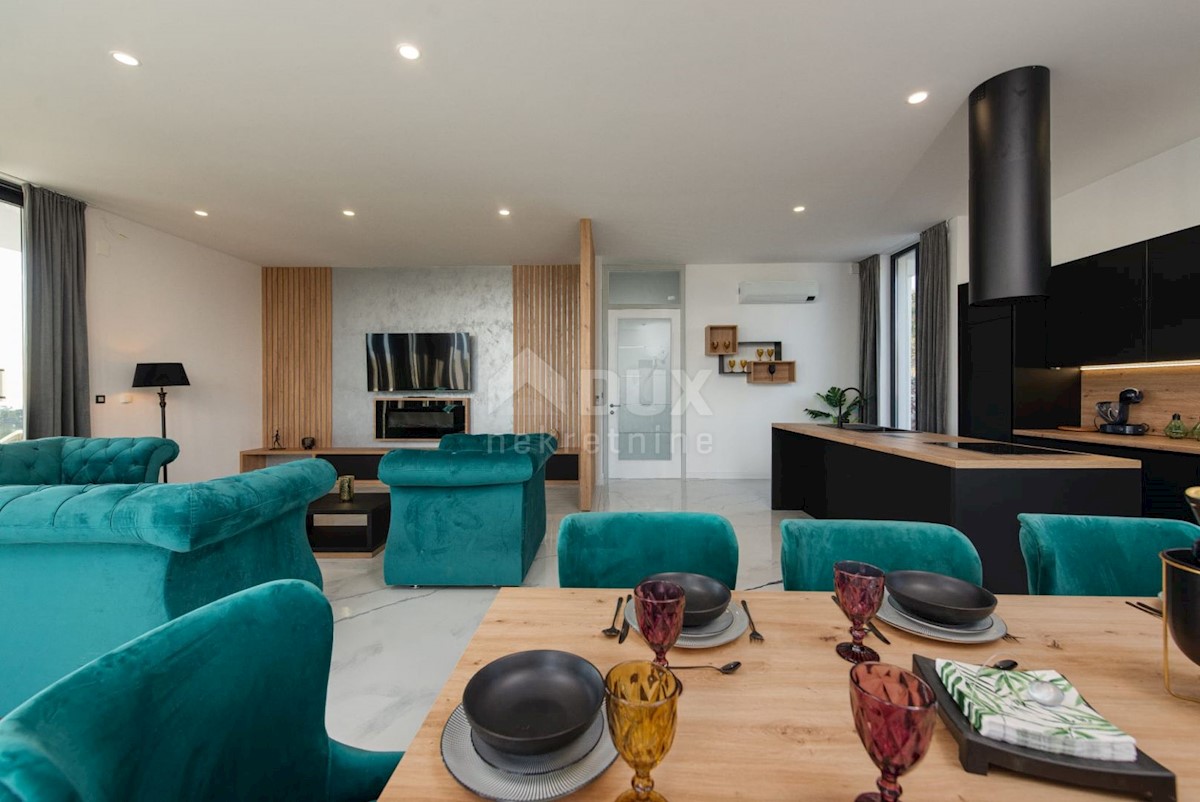 ISOLA DI PAG, NOVALJA - lussuosa villa duplex su un ampio giardino con vista sul mare