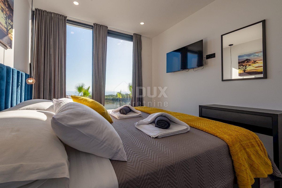 ISOLA DI PAG, NOVALJA - lussuosa villa duplex su un ampio giardino con vista sul mare