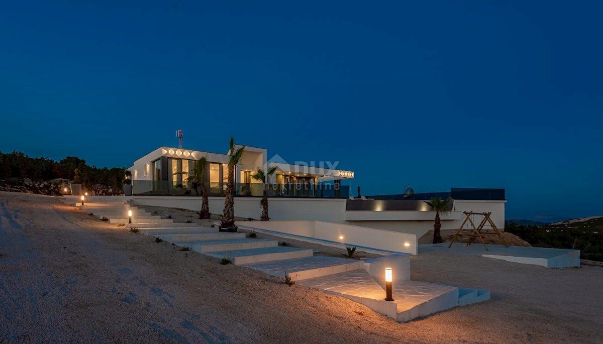 ISOLA DI PAG, NOVALJA - lussuosa villa duplex su un ampio giardino con vista sul mare