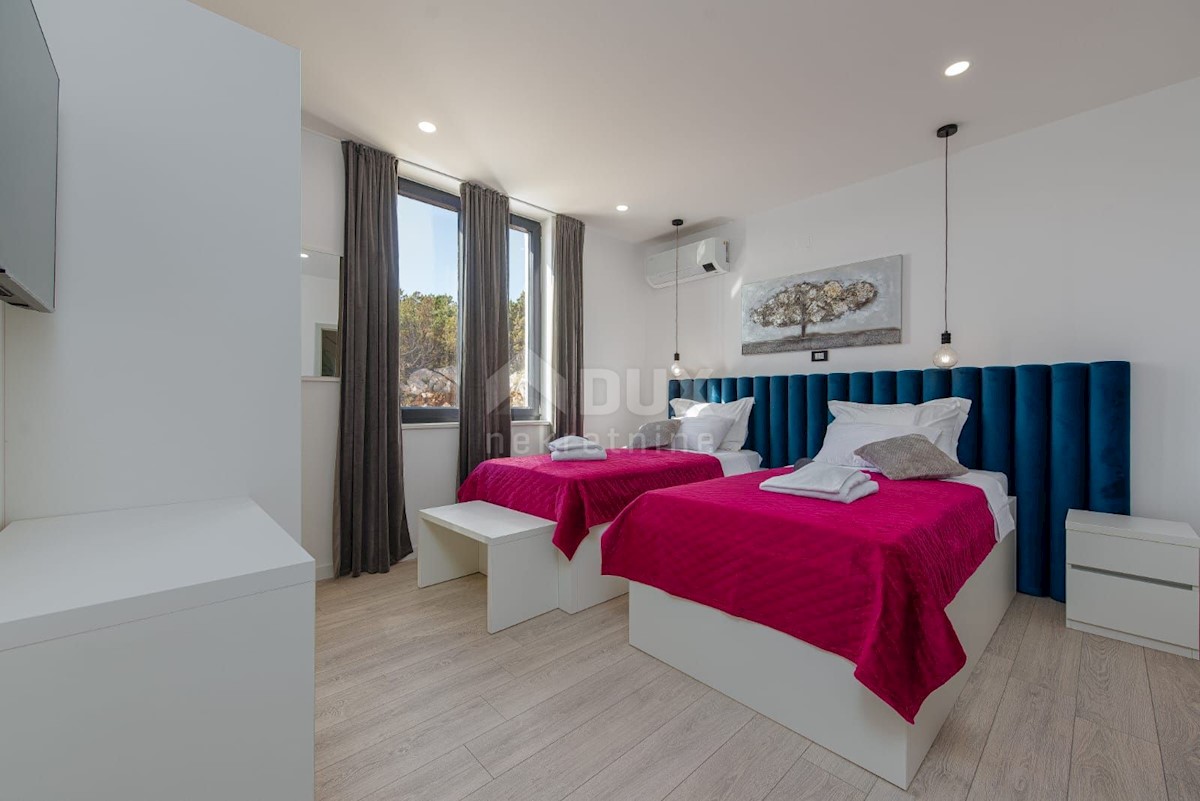 ISOLA DI PAG, NOVALJA - lussuosa villa duplex su un ampio giardino con vista sul mare