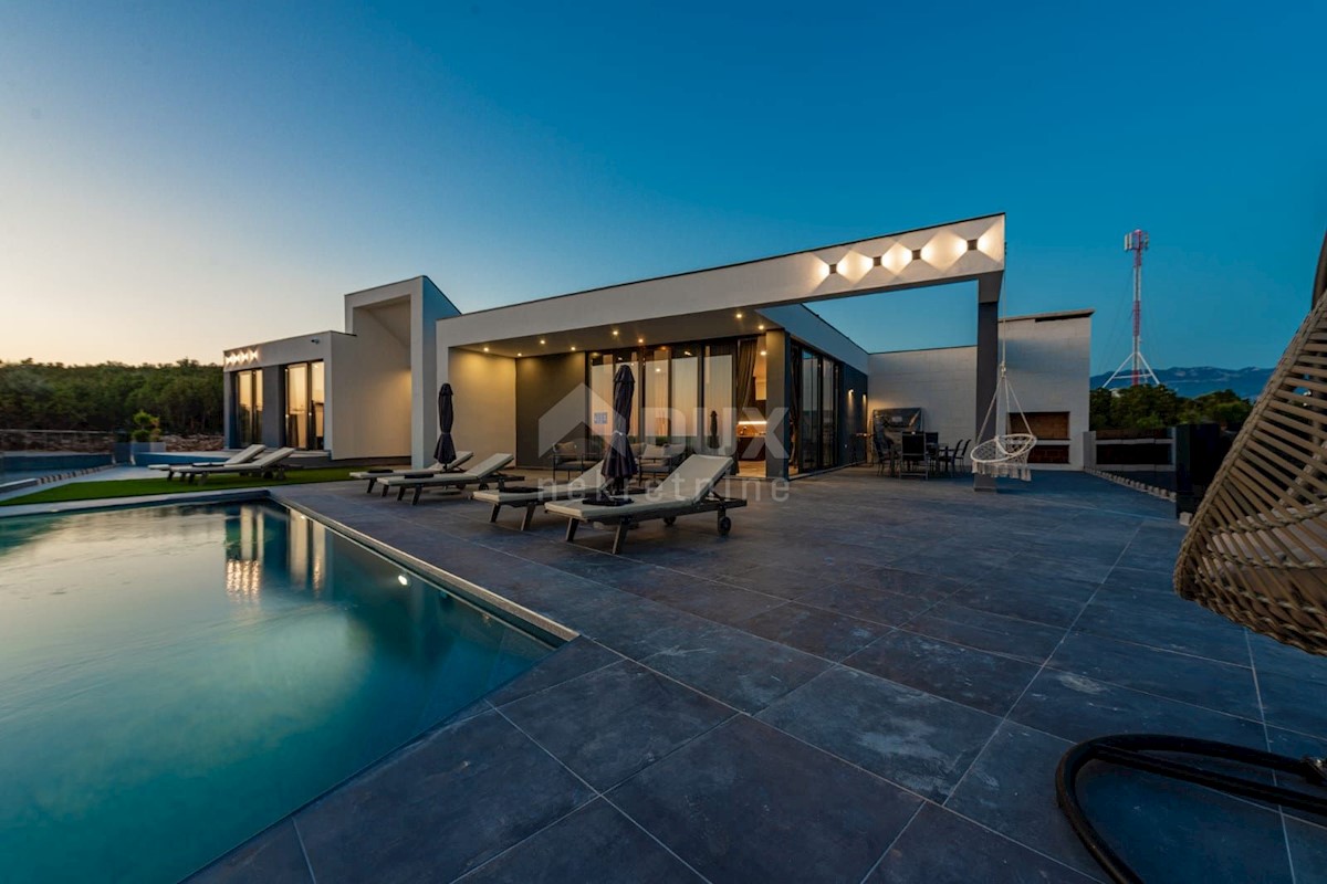 ISOLA DI PAG, NOVALJA - lussuosa villa duplex su un ampio giardino con vista sul mare