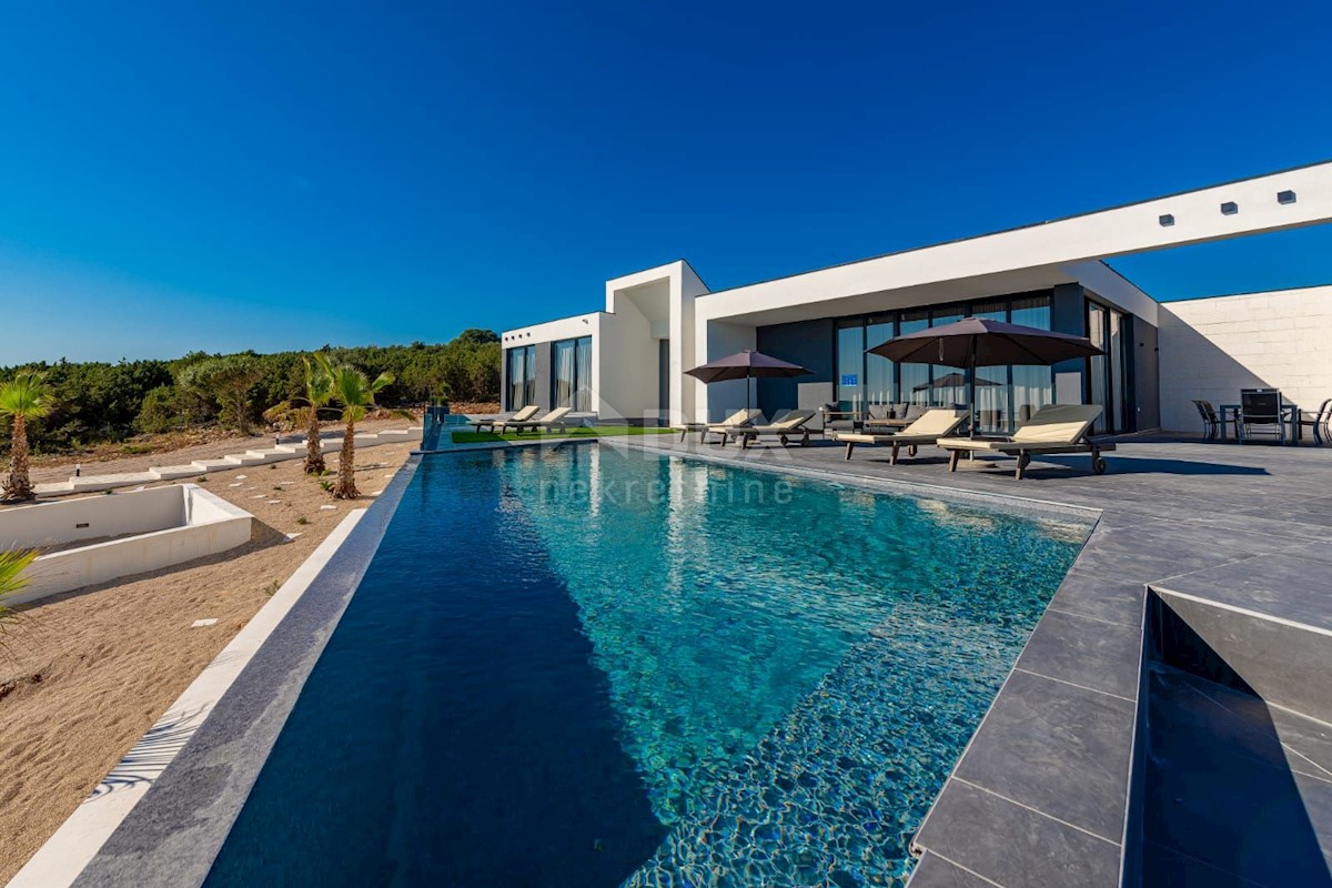 ISOLA DI PAG, NOVALJA - lussuosa villa duplex su un ampio giardino con vista sul mare