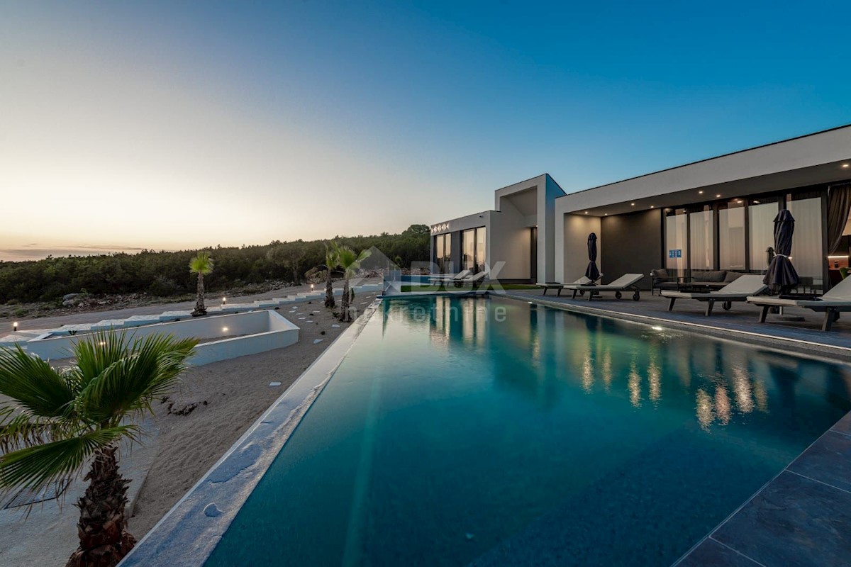 ISOLA DI PAG, NOVALJA - lussuosa villa duplex su un ampio giardino con vista sul mare