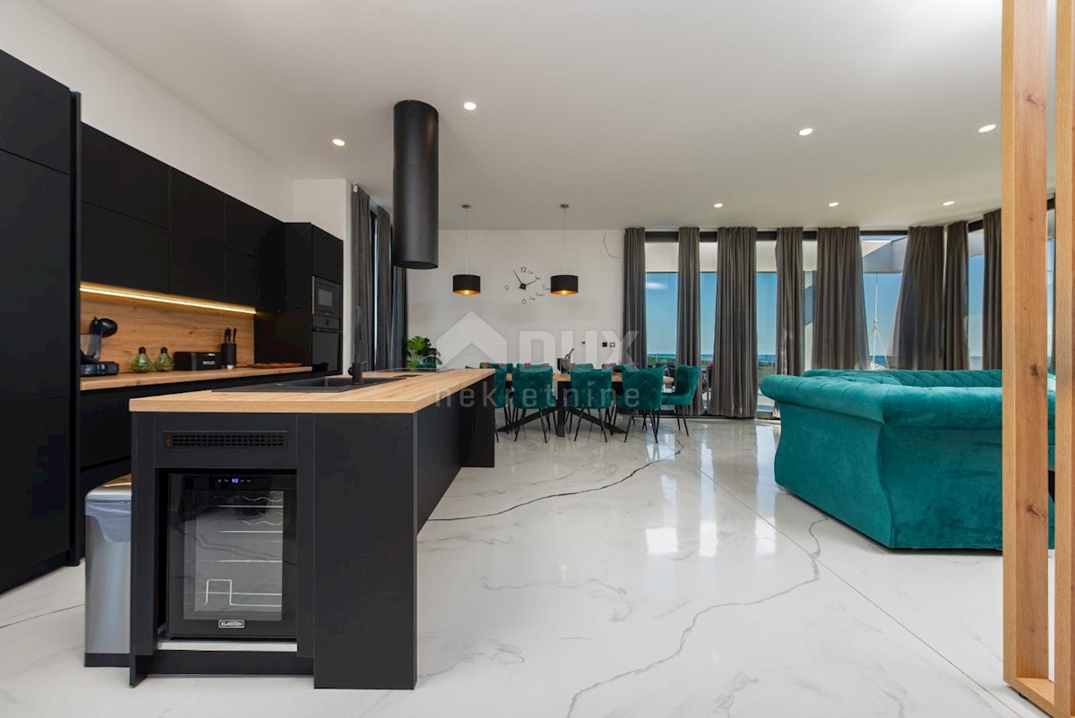 ISOLA DI PAG, NOVALJA - lussuosa villa duplex su un ampio giardino con vista sul mare