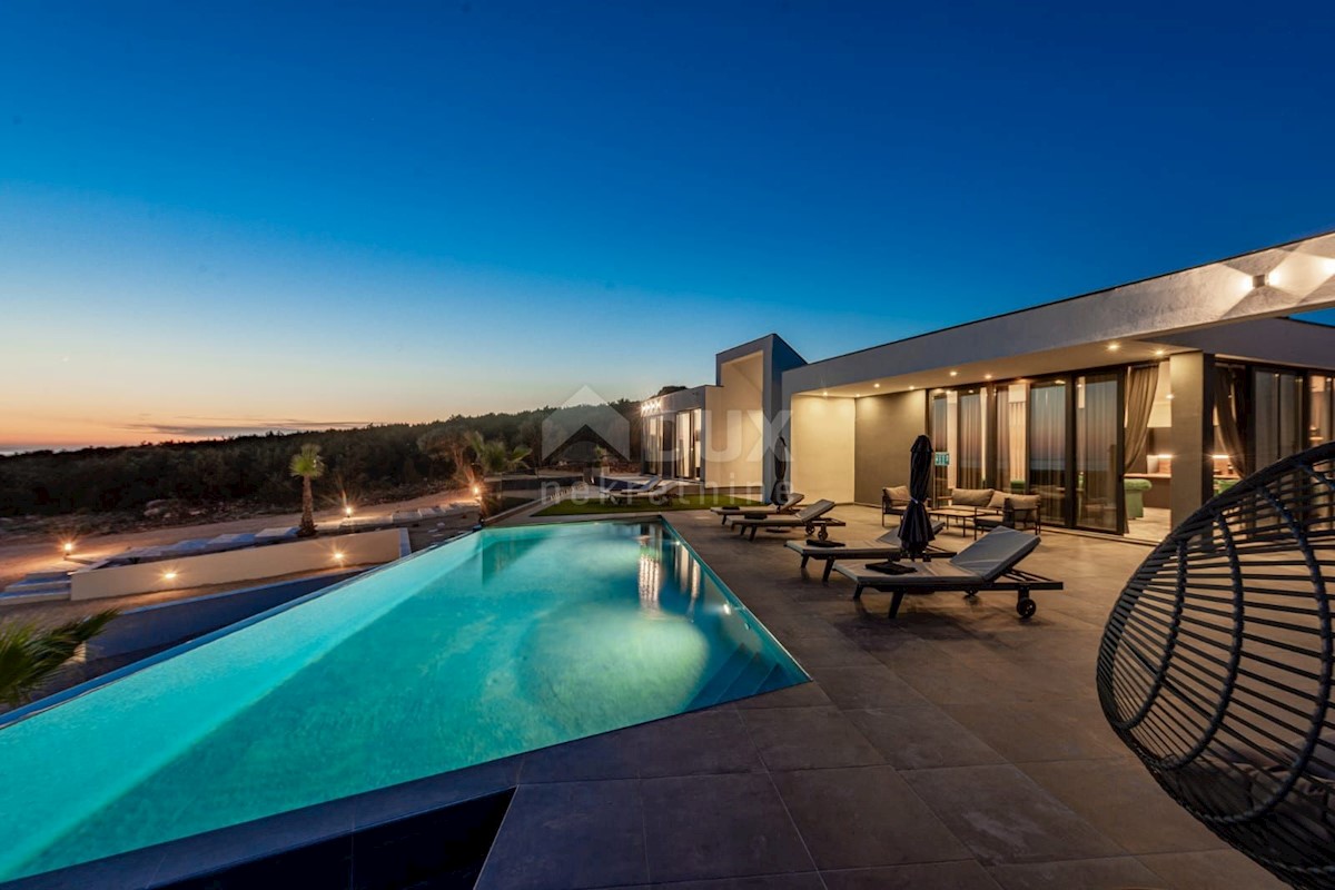 ISOLA DI PAG, NOVALJA - lussuosa villa duplex su un ampio giardino con vista sul mare
