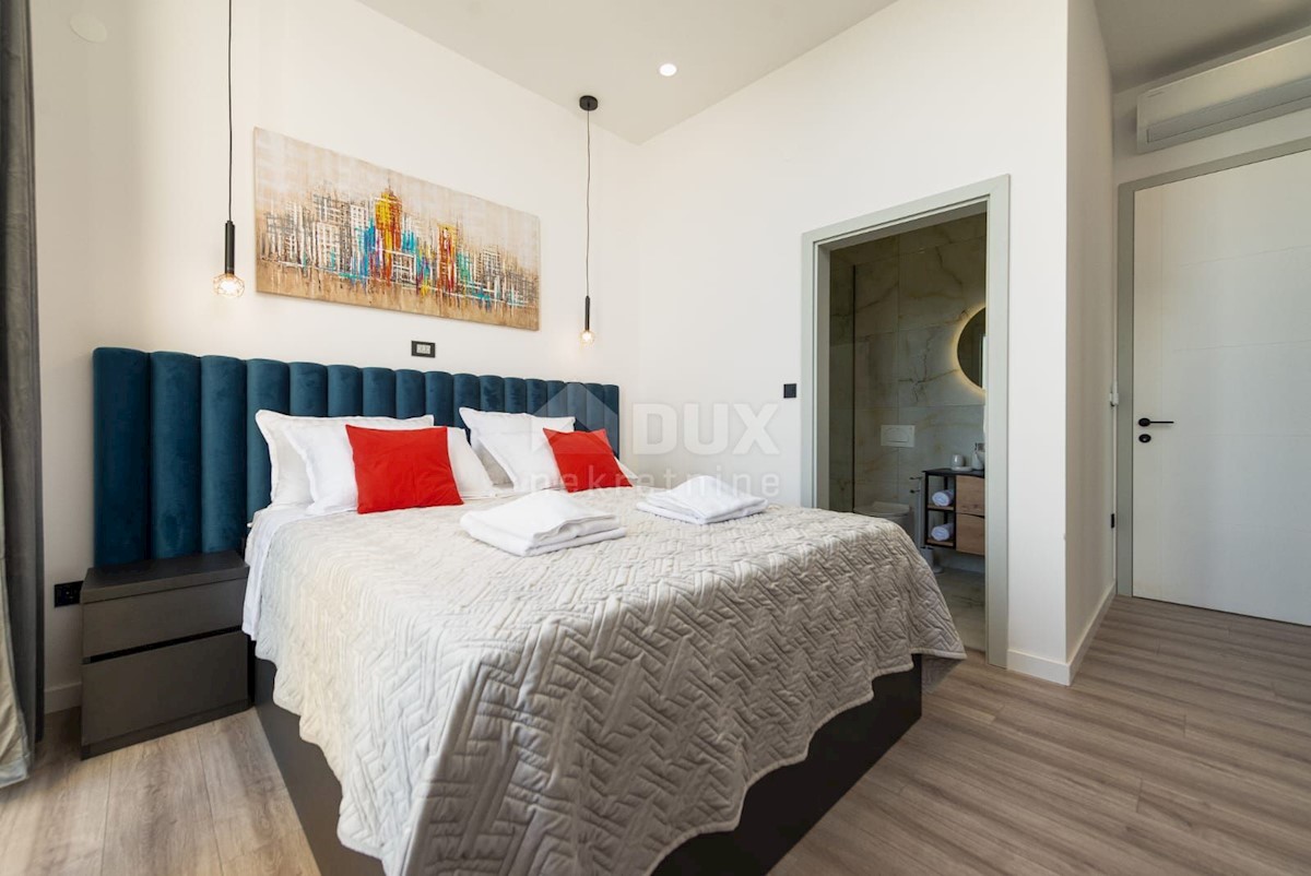ISOLA DI PAG, NOVALJA - lussuosa villa duplex su un ampio giardino con vista sul mare