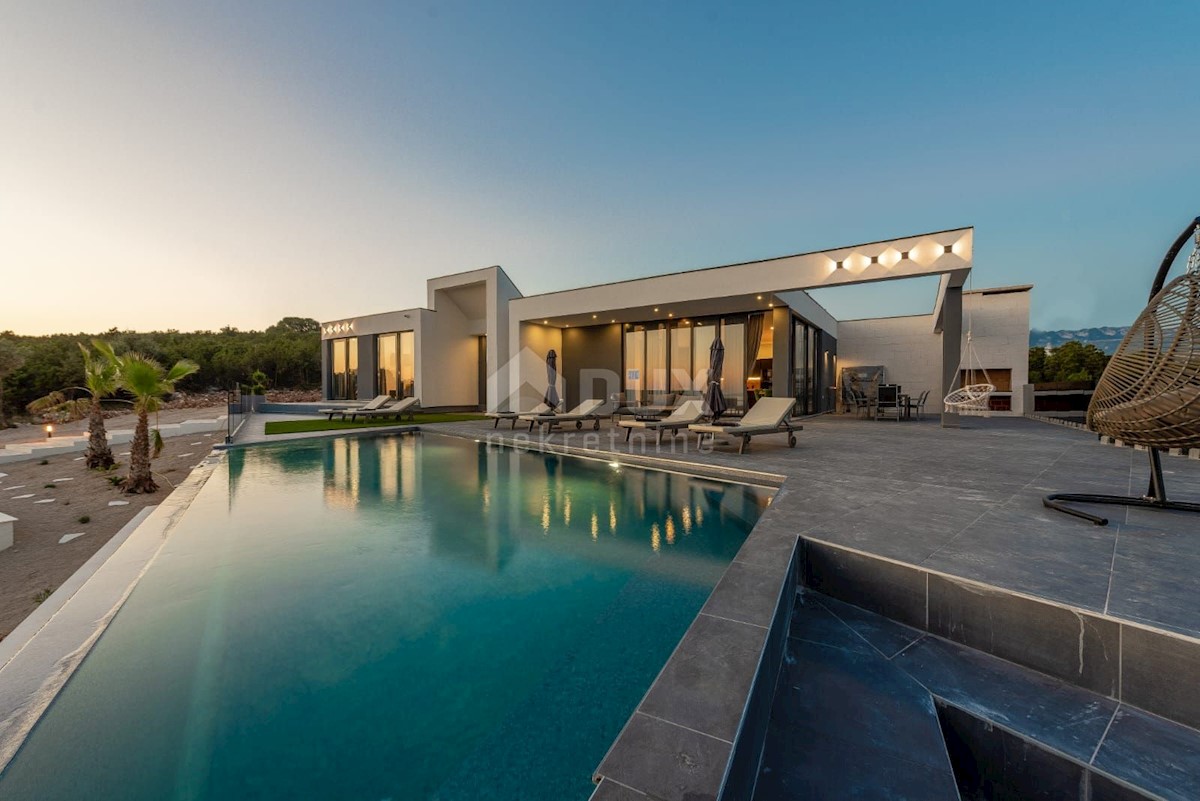 ISOLA DI PAG, NOVALJA - lussuosa villa duplex su un ampio giardino con vista sul mare