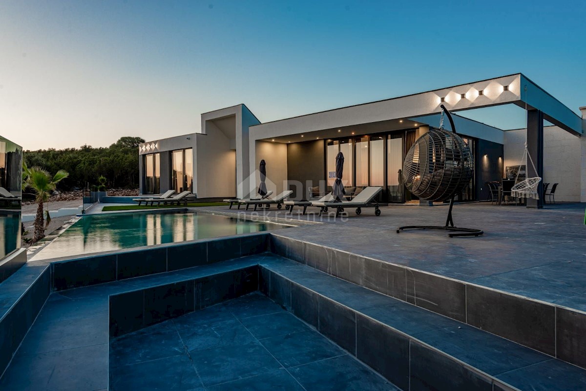 ISOLA DI PAG, NOVALJA - lussuosa villa duplex su un ampio giardino con vista sul mare