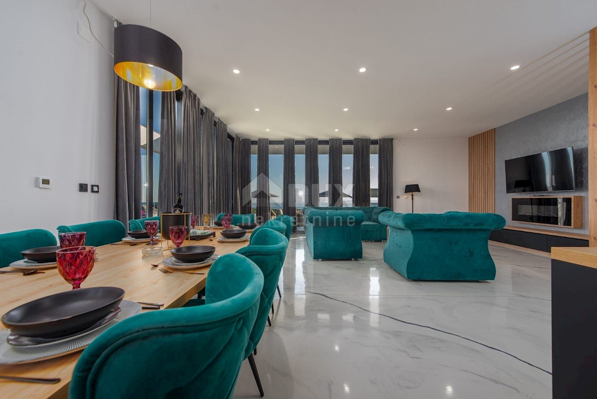ISOLA DI PAG, NOVALJA - lussuosa villa duplex su un ampio giardino con vista sul mare