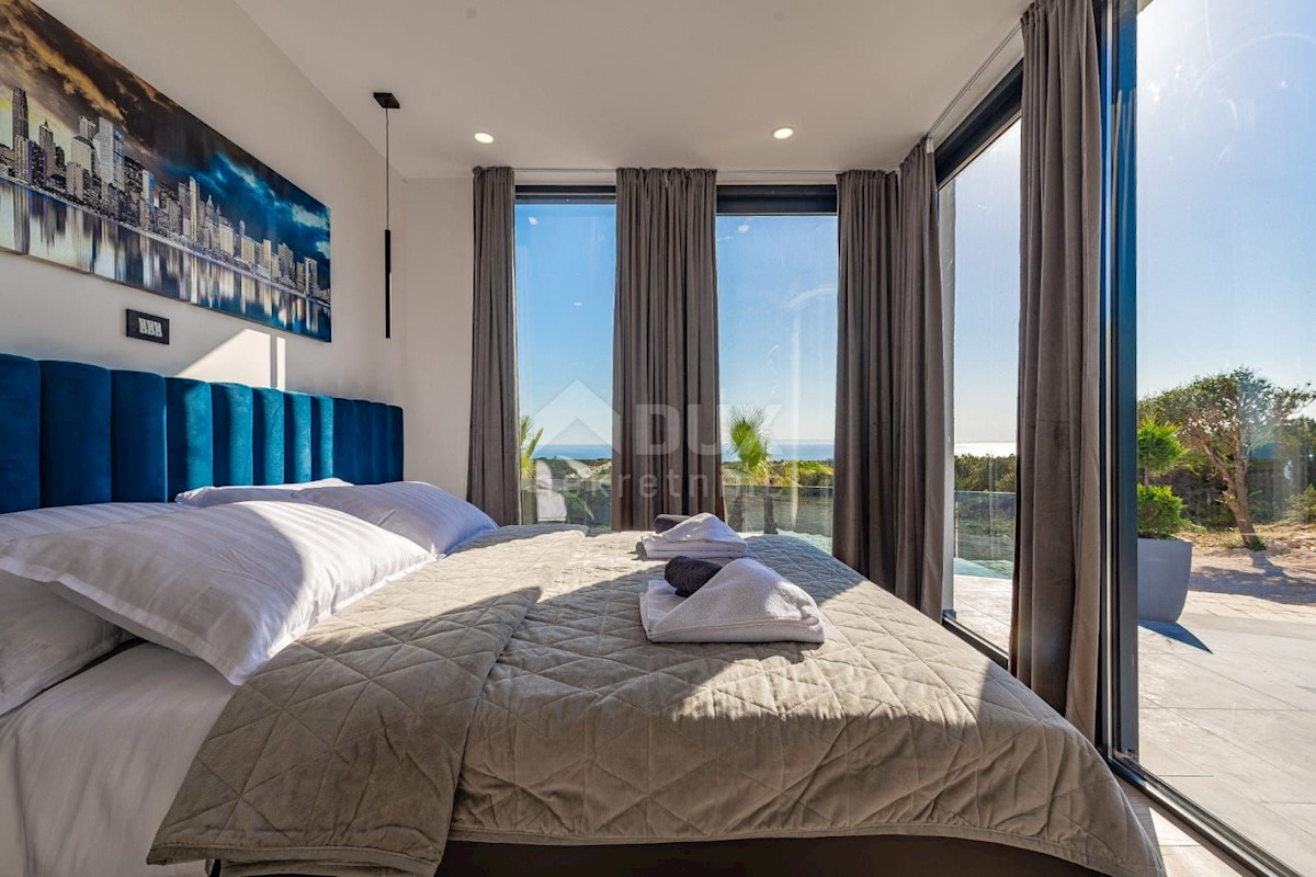 ISOLA DI PAG, NOVALJA - lussuosa villa duplex su un ampio giardino con vista sul mare