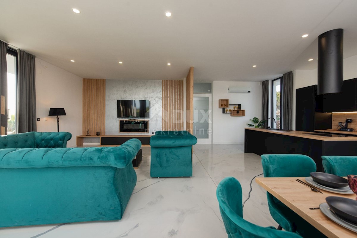 ISOLA DI PAG, NOVALJA - lussuosa villa duplex su un ampio giardino con vista sul mare
