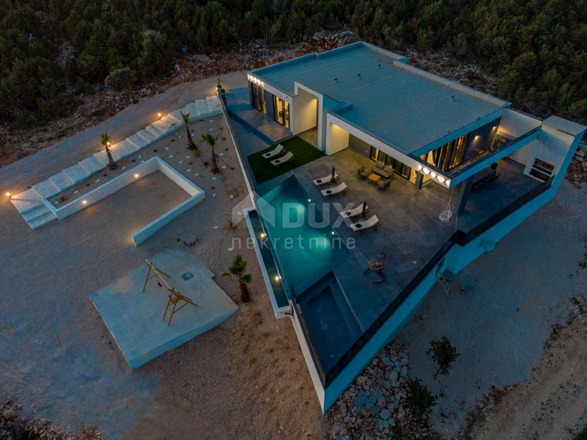 ISOLA DI PAG, NOVALJA - lussuosa villa duplex su un ampio giardino con vista sul mare